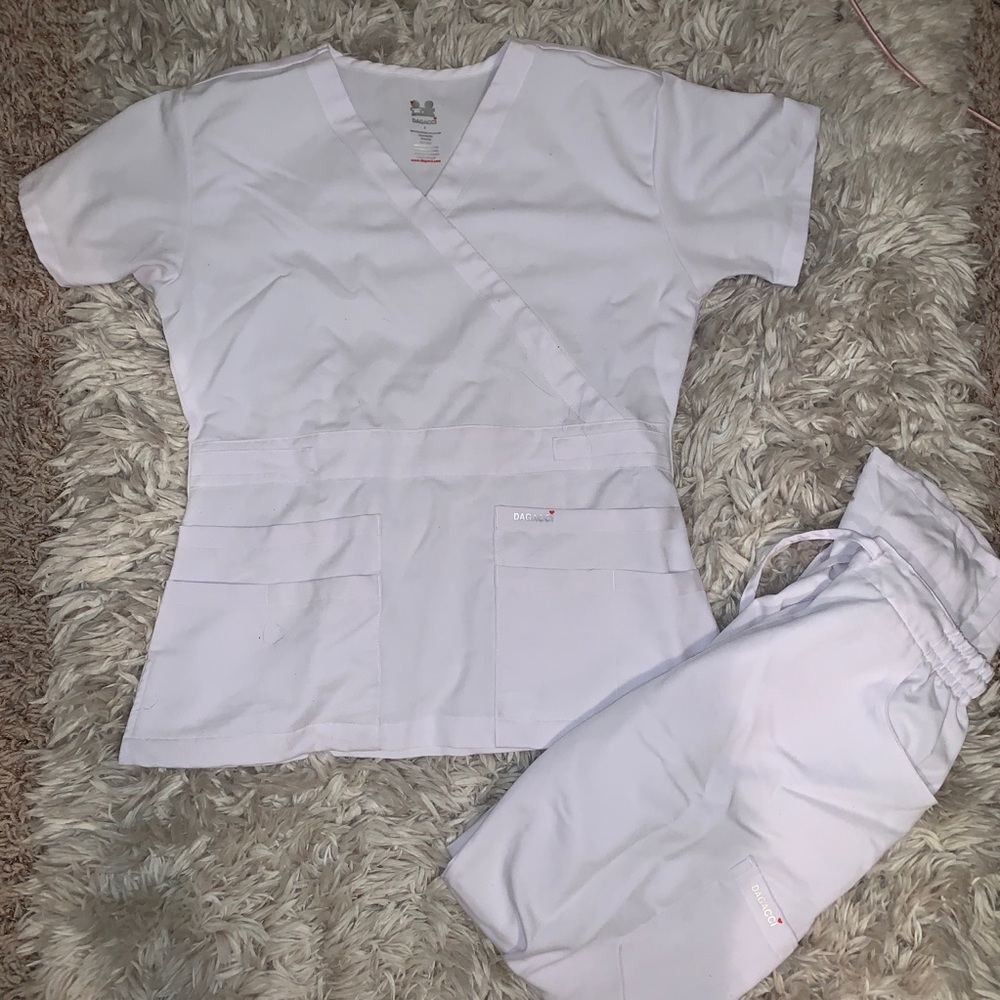 White DAGACCI scrub top and bottom set size small